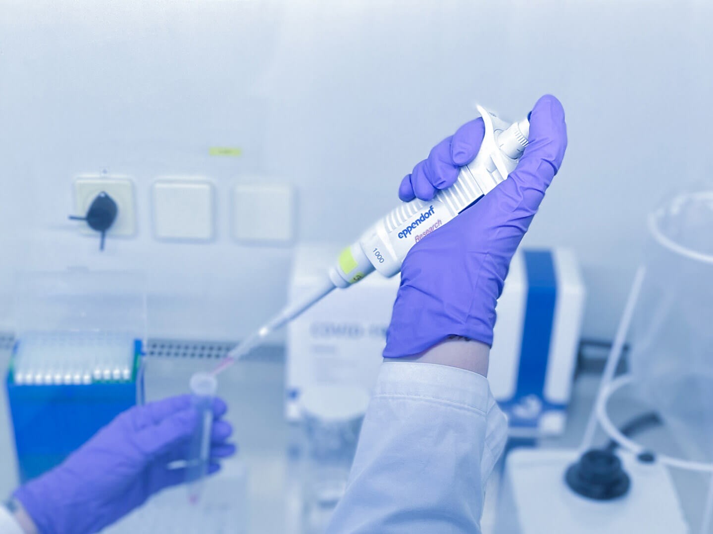 260220_CERTANIA_GBD_Website_PipetteGloveCloseUp 260220_CERTANIA_GBD_Website_PipetteGloveCloseUp