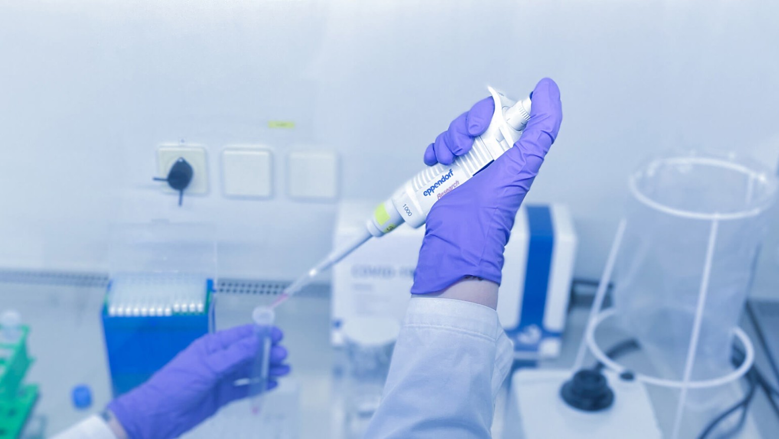 260220_CERTANIA_GBD_Website_PipetteGloveCloseUp 260220_CERTANIA_GBD_Website_PipetteGloveCloseUp