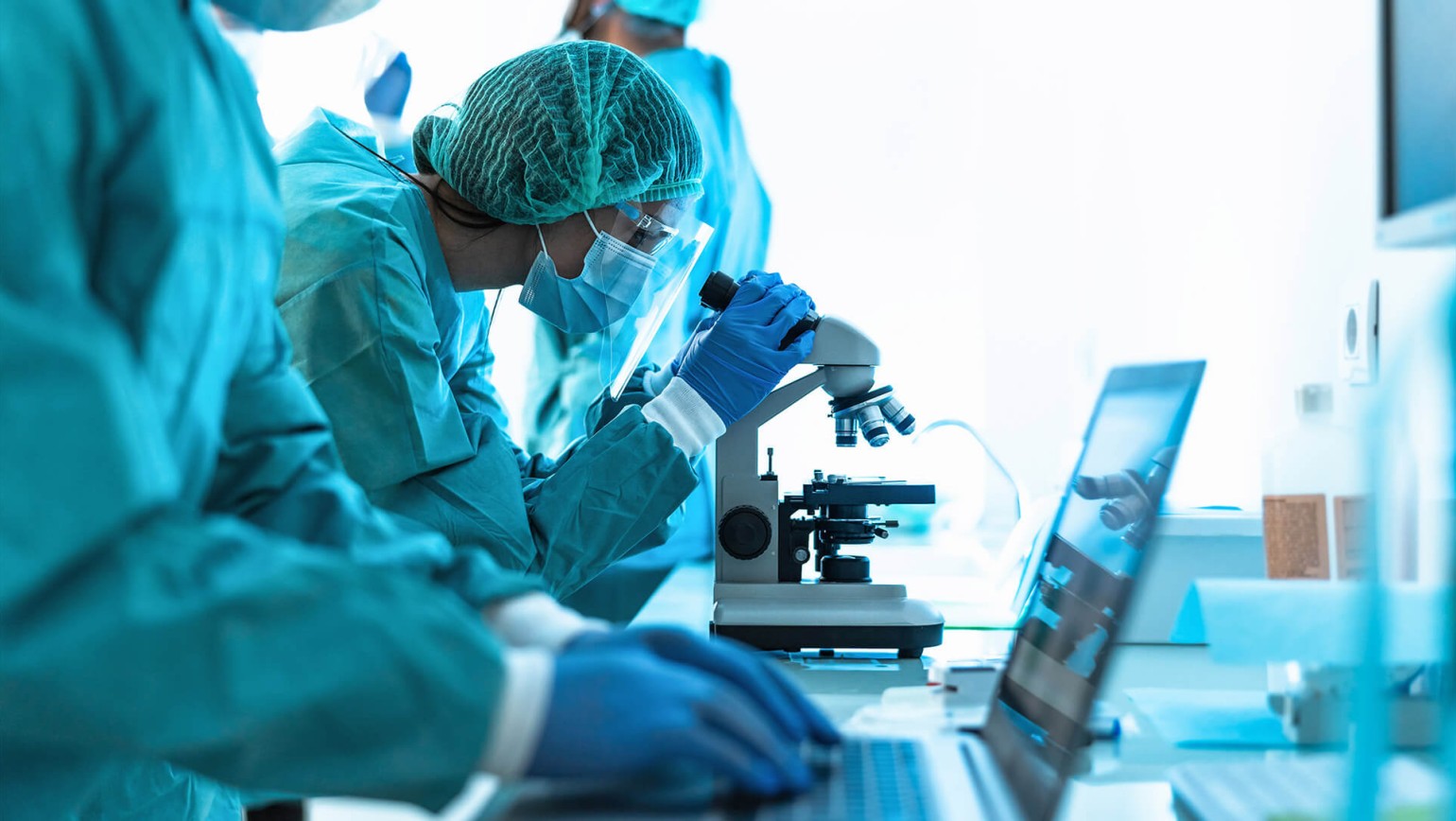 260220_CERTANIA_GBD_Website_LabWorkersHairnet