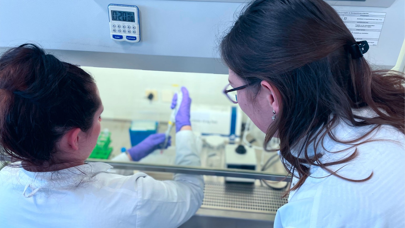 260220_CERTANIA_GBD_Website_TwoFemaleLabWorker